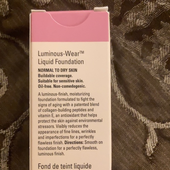 Mary Kay Luminous Wear Liquid Foundation Ivory 2 - Picture 3 of 4